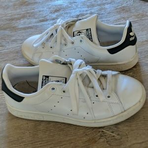 Adidas stan smith navy unisex size 5. Fits like 7